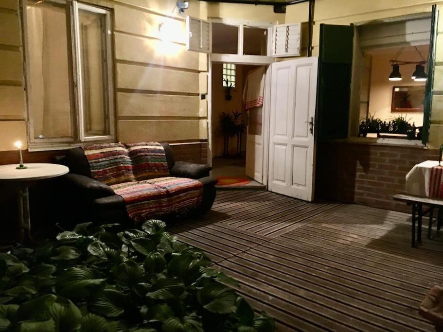 Vintage Studio Apartment, Garden And Free Parking Budapest Luaran gambar